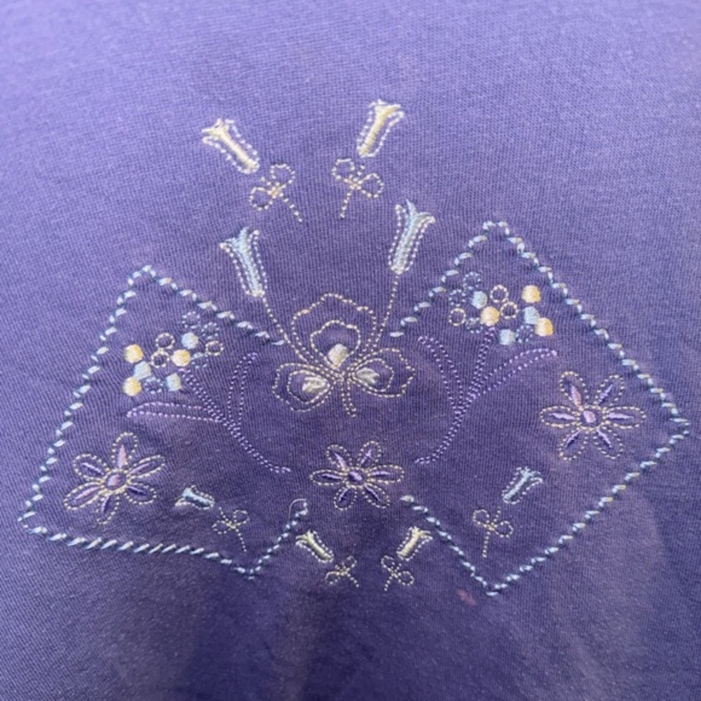 Vintage light purple Baxter and wells embroidered women’s crew neck